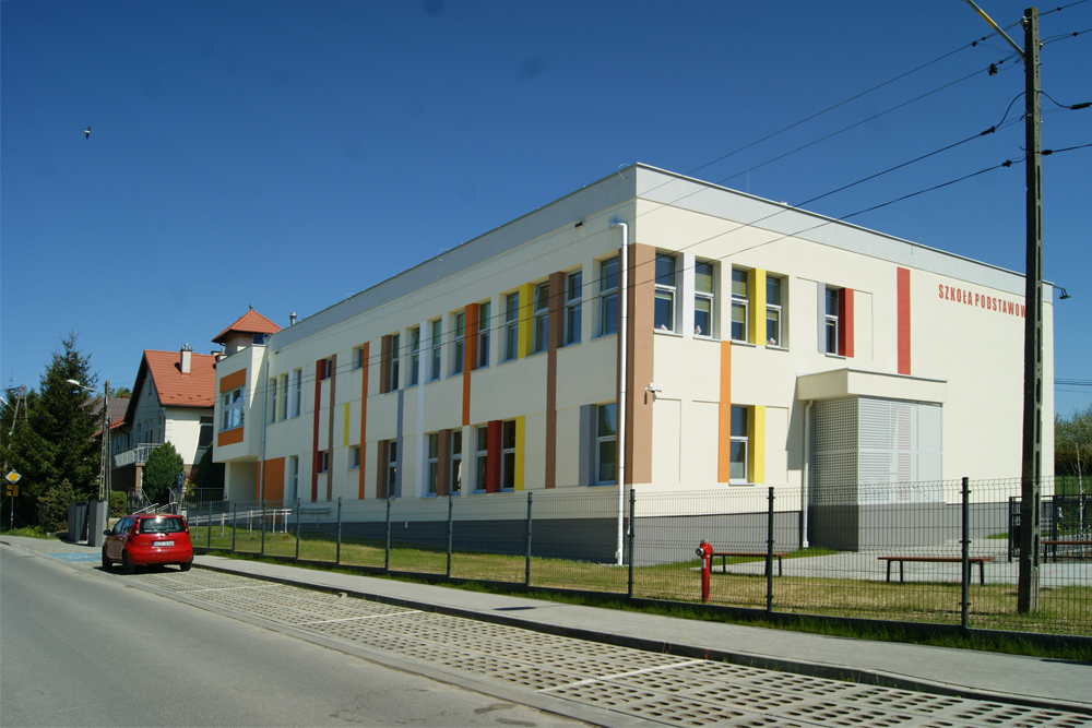 Rozbudowana szkoła podstawowa w Bziance